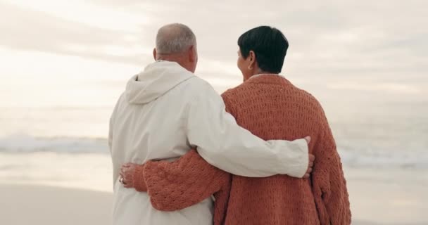 Powrót Uścisk Para Plaży Spacer Miłość Podróż Małżeństwie Zachodzie Słońca — Wideo stockowe