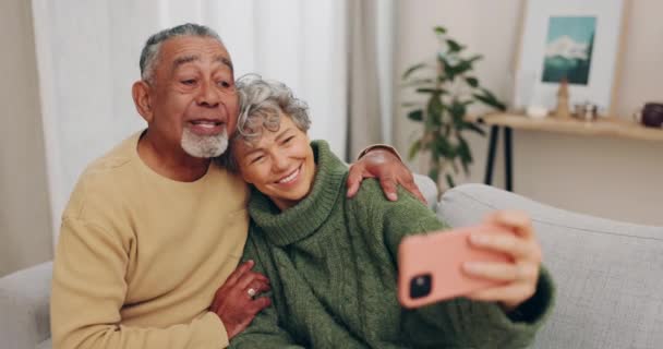 Senioren Paar Bank Selfie Met Glimlach Knuffel Ontspan Met Webblog — Stockvideo