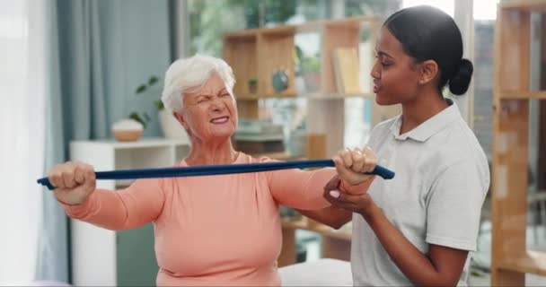 老太婆 脊椎按摩师和理疗师 具有力量训练和健康的抵抗带和肌肉 诊所的妇女 理疗师和接受康复和老年人护理的病人 — 图库视频影像