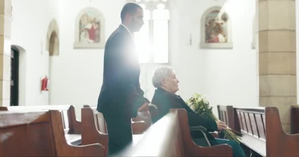 丧葬和教堂与老妇人和轮椅使用者为死亡 哀悼和寡妇 在礼拜堂为丧亲 丧葬和丧葬的残疾人提供抑郁 悲伤和帮助 — 图库视频影像