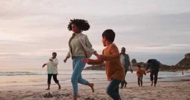 Szczęśliwy Bieganie Zachód Słońca Dużą Rodziną Plaży Podróż Wolność Wakacje — Wideo stockowe