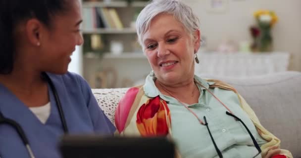 Enfermeira Mulher Idosa Tablet Resultados Teste Consulta Para Uma Boa — Vídeo de Stock