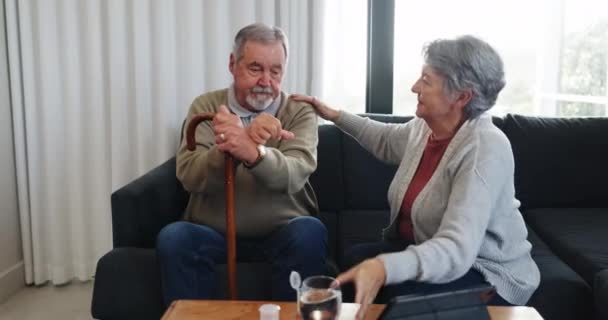 Dolor Pareja Ancianos Apoyo Una Casa Retiro Con Hombres Mujeres — Vídeos de Stock