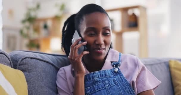 Llamada Telefónica Mujer Divertida Negra Sofá Casa Sala Estar Hablando — Vídeo de stock