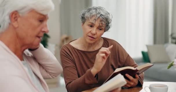 マインドフルネスのための古い女性や本との礼拝 サポート 聖書研究 介護と感謝のために自宅のリビングルームのシニア友人との助け キリスト教の信仰 — ストック動画