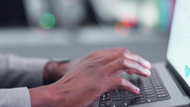 Arama Dizüstü Bilgisayar Adamlarının Elinde Planlama Web Sitesi Dijital Oluşturma — Stok video