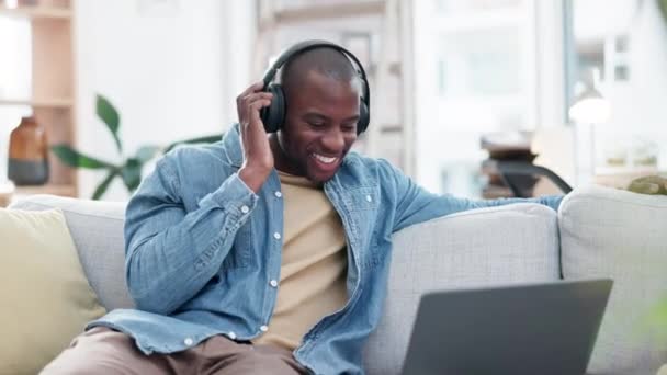 Счастливый Диван Черный Человек Музыкой Ноутбуком Наушниками Аудио Подкаста Радио — стоковое видео