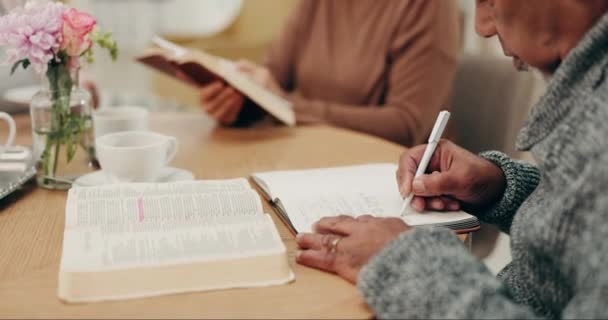 老年男子 妇女和圣经在家中学习信仰 宗教或写作 在退休后寻找笔记 搜寻和礼拜 老朋友 圣书或手作为向导 感恩或灵性的思维方式 — 图库视频影像