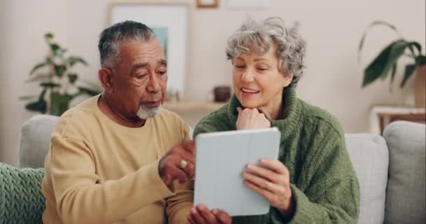 Tableta Sonrisa Búsqueda Con Pareja Ancianos Sofá Para Comunicación Streaming — Vídeo de stock