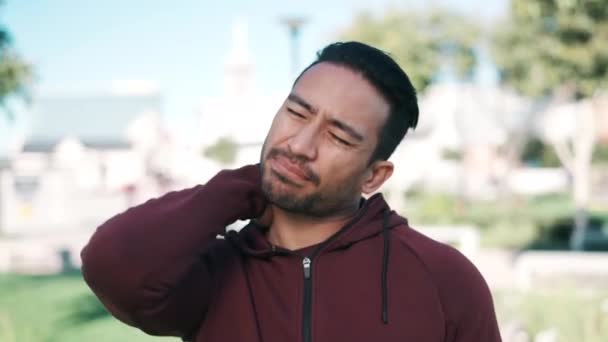 피트니스 남자는 실수로 비상사태 해부학 위험을 — 비디오