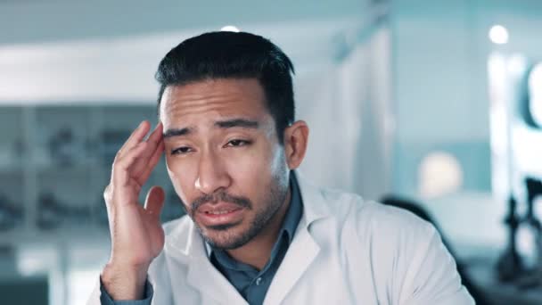 Yorgun Başı Ağrıyan Bir Adam Bilim Adamı Laboratuvarda Aşırı Yorgunluk — Stok video
