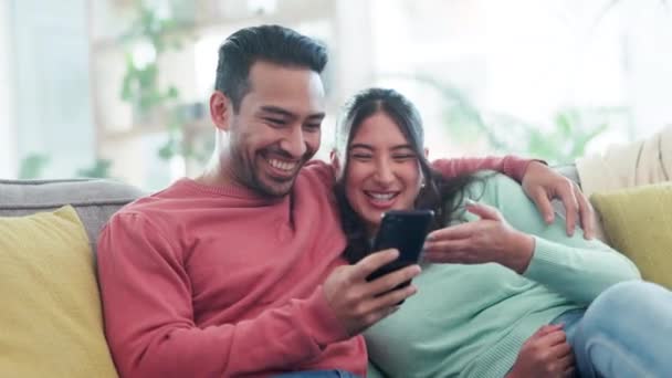 Paar Lachen Praten Bank Met Telefoon Voor Social Media Post — Stockvideo