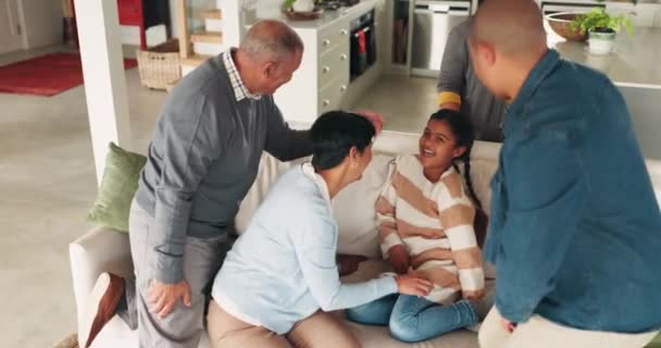 Familia Vinculación Hogar Sofá Sala Estar Con Madre Los Abuelos — Vídeos de Stock