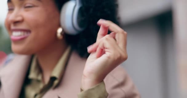 Μαύρη Γυναίκα Ακουστικά Και Χορό Στη Μουσική Στην Πόλη Δρόμο — Αρχείο Βίντεο