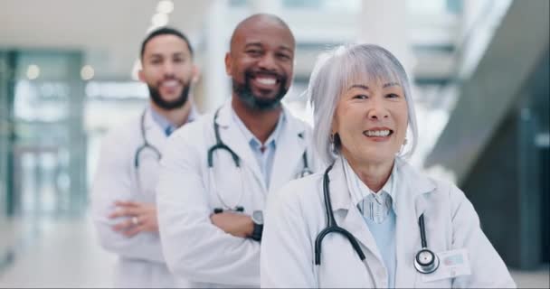 医学病院に立っている医師の顔と腕 チーム そして顔を横断して自信を持って 医療クリニックの廊下で笑顔で医療従事者のグループの幸せでプロフェッショナルで肖像画 — ストック動画