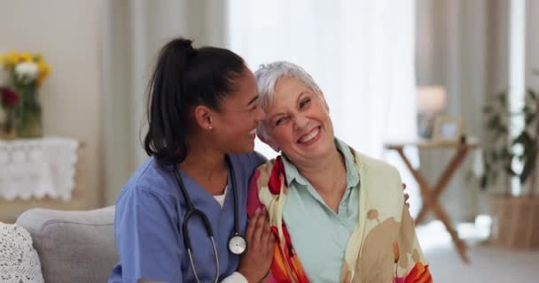 Mujer Feliz Médico Paciente Abrazo Jubilación Amor Servicio Atención Ancianos — Vídeos de Stock
