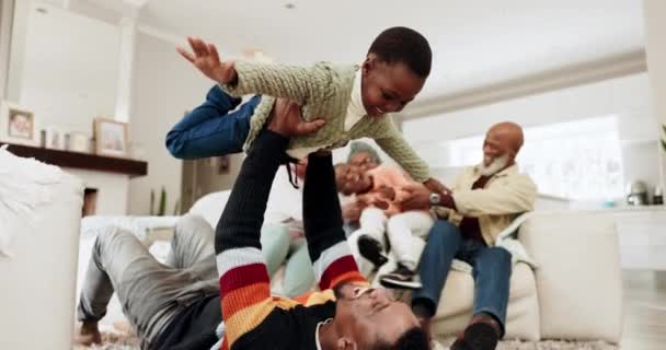 Relaks Samolot Zabawy Czarną Rodziną Salonie Dla Szczęścia Wolności Wsparcia — Wideo stockowe