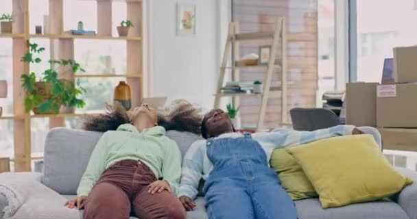 Lesbianas Pareja Relajarse Sofá Nuevo Hogar Sala Estar Propiedad Apartamento — Vídeos de Stock