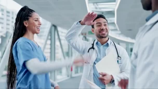 Γιατροί Νοσηλευτές Και Κόλλα Πέντε Ομαδικής Εργασίας Υγειονομική Επιτυχία Και — Αρχείο Βίντεο