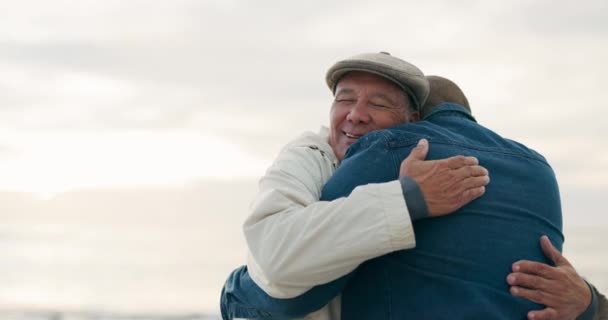 高齢の父親 そしてビーチで休暇 または日没時に屋外での旅行に愛情 絆を抱いて抱きしめます シニアパパ 大人の息子と一緒に話す海 海と幸せな家族で抱擁 — ストック動画