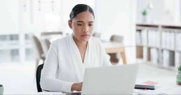Mulher Negócios Laptop Erro Com Estresse Escritório Erro Relatório Proposta — Vídeo de Stock