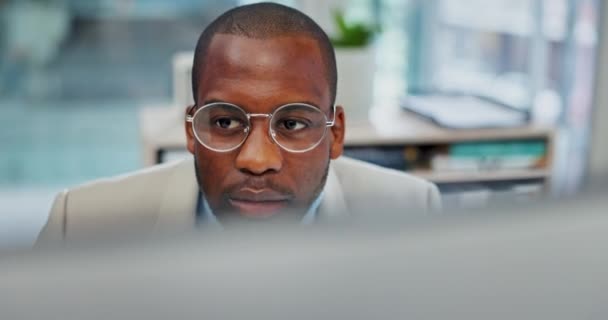 オンラインおよびウェブサイトデザイナーのためのオフィスの黒人男性との考え 研究およびビジネス 電子メール ソリューション レポートのためのコンピュータで読む従業員とのアイデア レビュー ブレインストーミング — ストック動画