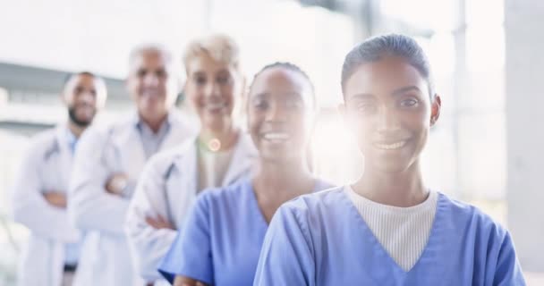 面对医生 团队和微笑 寻求医疗服务 员工支持或医院咨询的信任 参与保健合作的印度妇女 临床护士或各类外科医生的画像 — 图库视频影像