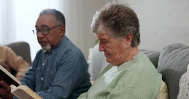 Anziani Bibbia Studiano Insieme Casa Con Parroco Amici Familiari Con — Video Stock