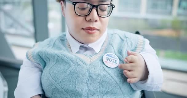 投票和一个坐轮椅的妇女指着一个支持自由或民主的徽章 在政党选择或决策的选举中表现出自豪和残疾的女性形象 — 图库视频影像