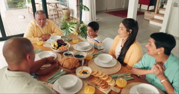 ディナーテーブル 父親は子供が家で集まって昼食をとるのを手伝います ブランチ 食べ物 祖父母 子供たちは 栄養のためのパーティー お祝い またはイベントで食事します — ストック動画