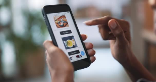 智能手机屏幕 手卷和食品采购在家里 销售搜索和数字菜单 餐厅网站和电子商务应用程序上的人 用于午餐 早午餐付款或在家里下订单 — 图库视频影像