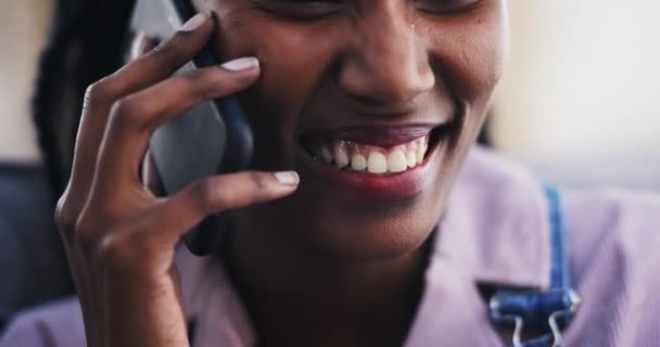 コンタクト コミュニケーション ハッピーディスカッションのための笑顔で電話で話す女性 携帯電話 スピーキング アフリカ人 家庭でのモバイル会話で幸せ — ストック動画