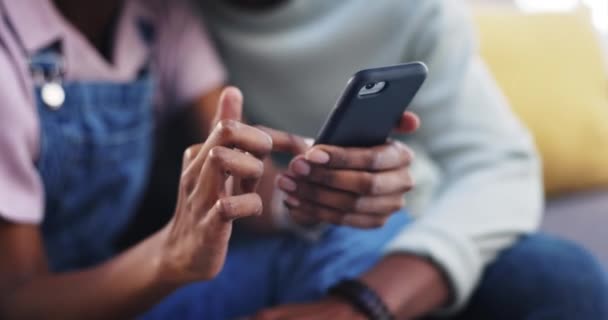 Letişim Web Sitesi Internet Bağlantısı Için Çiftlerin Telefon Arama Ellerini — Stok video