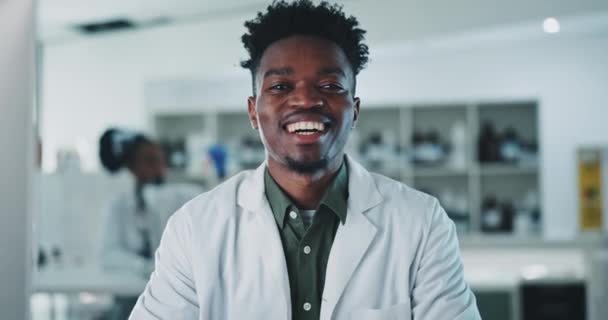 Счастливый Лицо Черный Человек Ученый Лаборатории Гордится Медициной Исследованиями Медицинской — стоковое видео