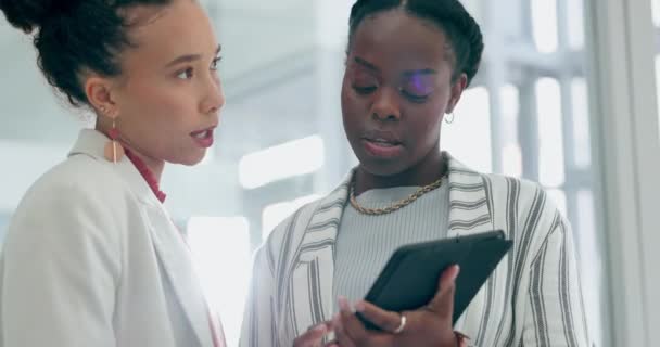 Mulheres Negócios Discussão Planejamento Com Tablet Estratégia Cronograma Para Trabalho — Vídeo de Stock