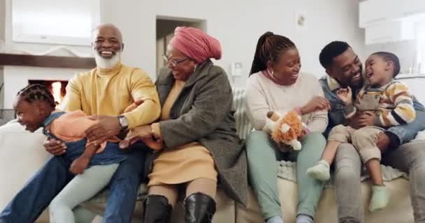 大家庭 客厅和抱抱在沙发上的挠痒痒 与祖父母亲热 关心和父母的爱 非洲老人和母亲的支持 与爸爸一起在休息室里笑着 在家里拥抱 — 图库视频影像