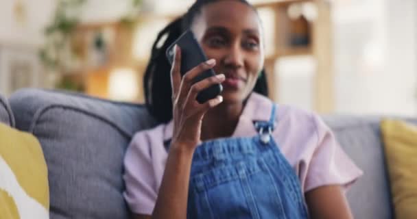 Komik Telefon Görüşmesi Evde Konuşan Siyah Kadın Oturma Odası Kanepede — Stok video