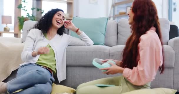 Konverzace Relaxace Dívčí Přátelé Obývacím Pokoji Mluví Sblížení Poslech Hudby — Stock video