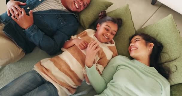 Hogar Familia Tomarse Mano Sala Estar Con Sonrisa Amor Cuidado — Vídeos de Stock