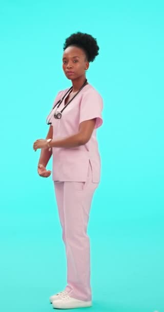 看護師 柔軟な筋肉は エンパワーメント モックアップスペース モチベーションで強力で幸せです 肖像画 黒人女性 医療専門家 二重視とキャリアの成功を示しています — ストック動画