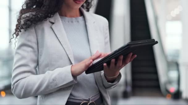 Büro Tablet Und Die Hände Der Geschäftsfrau Online Für Internet — Stockvideo