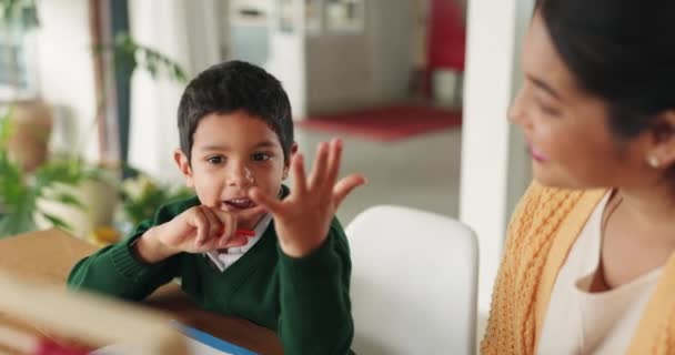 Tarea Matemáticas Madre Cinco Hijos Para Aprender Estudiar Enseñar Contar — Vídeos de Stock