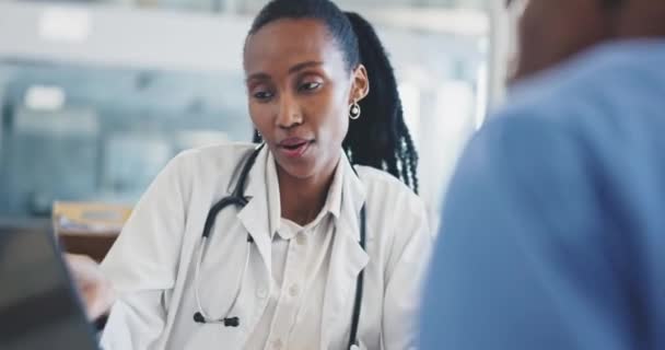 Médico Laptop Discussão Com Enfermeiro Sobre Relatório Projeto Médico Pesquisa — Vídeo de Stock