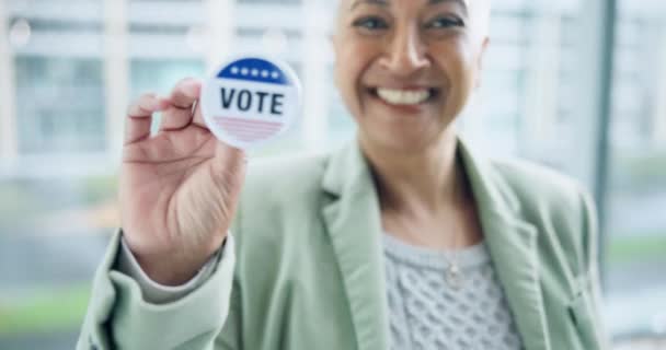 Vrouwelijke Kiezer Verkiezing Keuze Met Pin Hand Opgewonden Gezicht Voor — Stockvideo
