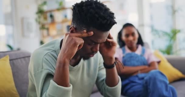 黑人夫妻 头疼与争斗 压力与离婚 谈婚论嫁危机 非洲男人 女人与冲突 争论与挑战 疲倦与焦虑 挫败与失败的家庭关系 — 图库视频影像