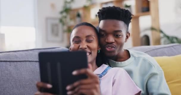 Tableta Černý Pár Legrační Gauči Obýváku Sblížení Mluvení Afričan Muž — Stock video