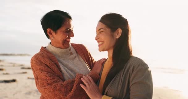 Senior Madre Mujer Con Amor Playa Con Sonrisa Felicidad Aire — Vídeos de Stock