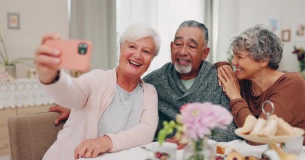 Oudere Vrouwen Man Selfie Bij Brunch Theekransje Gelukkig Pensionering Huis — Stockvideo