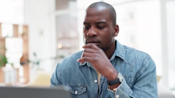 Мыслительный Ноутбучный Деловой Чернокожий Человек Ищет Интернете Проекты Интернет Исследования — стоковое видео