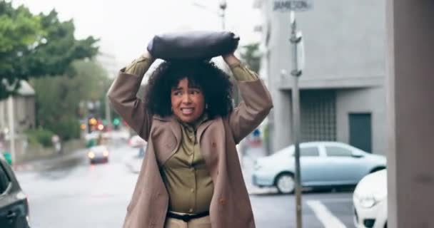 女人在城市里跑来跑去 在城市里头脑发热 女孩和手提包盖在街上 盾牌或在冬季保护水滴 旅行或悲伤的非洲人通勤 — 图库视频影像